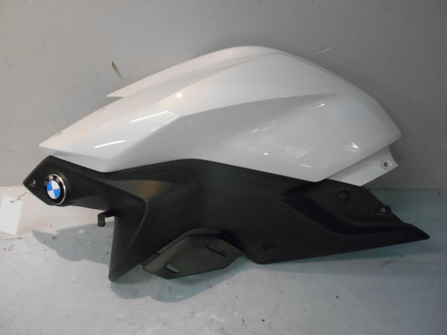 Framsidan på Bensintankskåpa från en BMW R 1200 RS -2016 motorcykel.