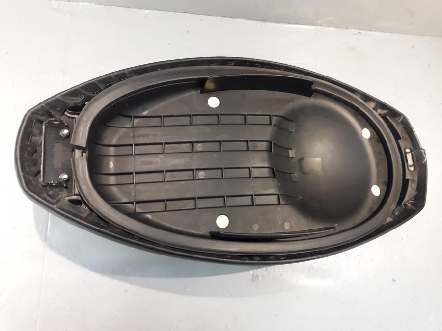 Snett uppifrån på Sadel från en Yamaha Cygnus -2007 motorcykel.