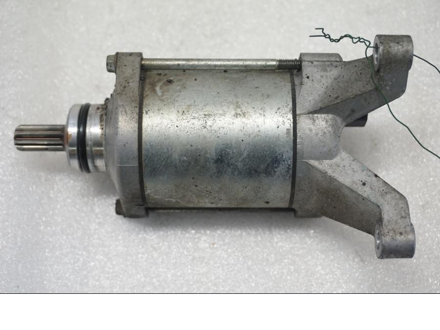 Baksidan på Startmotor från en Suzuki SV 650 -2016 motorcykel.