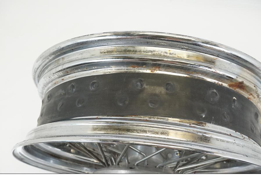 Snett uppifrån på Fälg från en Yamaha XVS 1100 -2003 motorcykel.