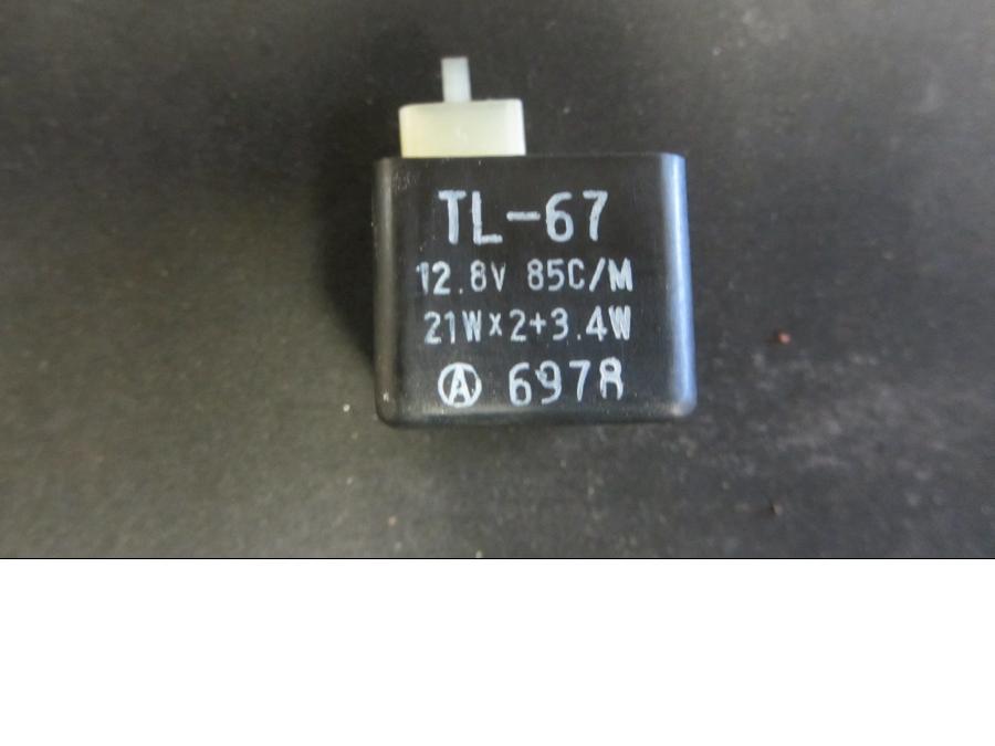 Framsidan på Blinkersrelä från en Suzuki VS 1400 -1993 motorcykel.