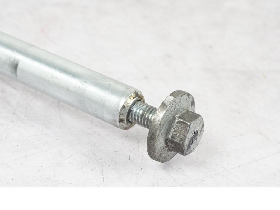 Höger sida på Axel från en KTM 390 Duke -2018 motorcykel.