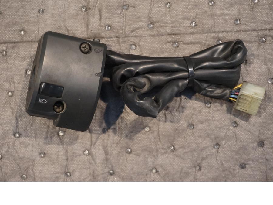 Baksidan på Styrelreglage från en Yamaha FJR 1300 -2004 motorcykel.