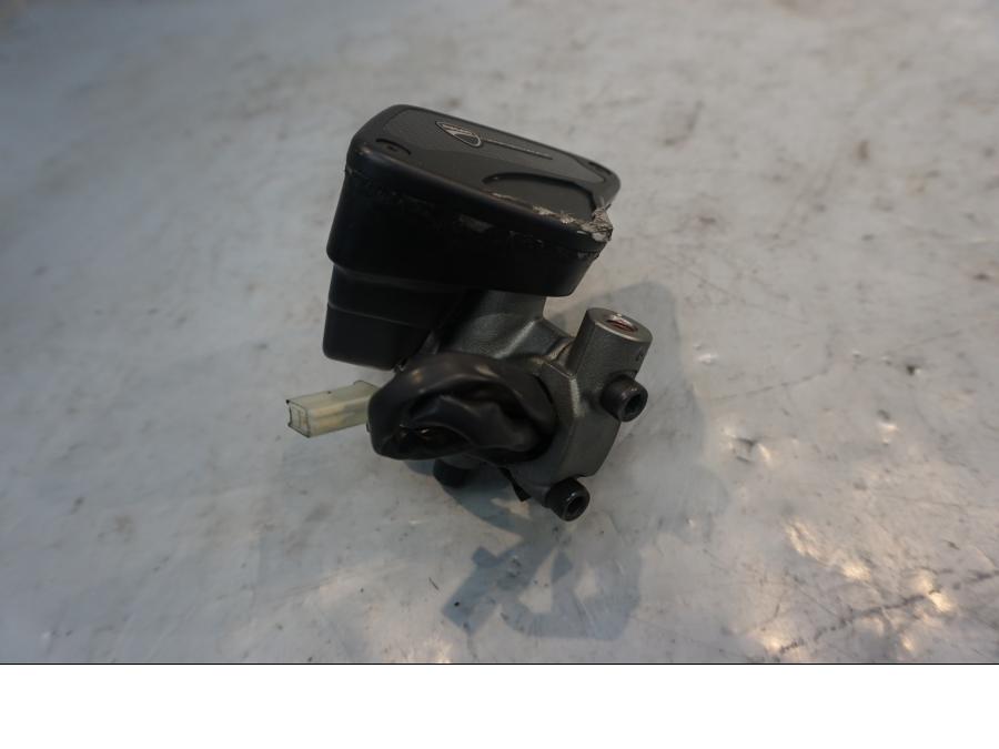 Baksidan på Bromshuvudcylinder från en Ducati Diavel -2015 motorcykel.