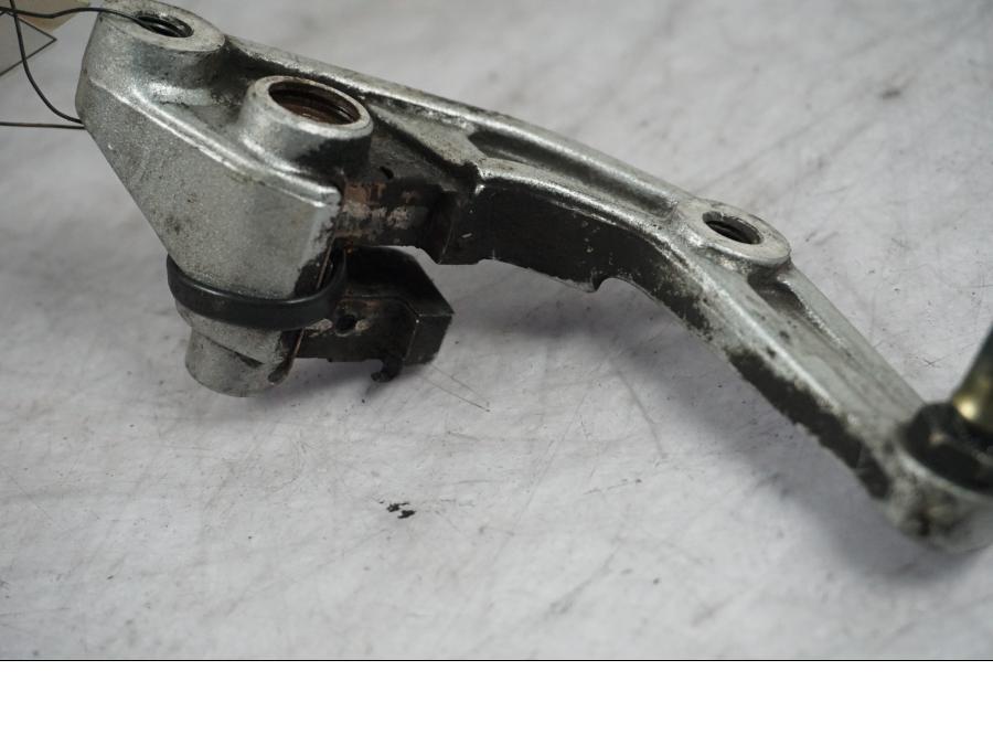 Vänster sida på Bromsoksfäste från en Honda VFR 750 -1988 motorcykel.