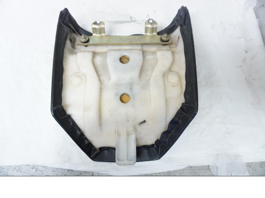 Snett uppifrån på Sadel från en Suzuki GSX-R 1100 -1989 motorcykel.