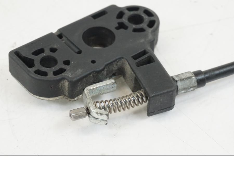 Vänster sida på Sadellåsmekanism från en Aprilia Tuono V4R -2011 motorcykel.