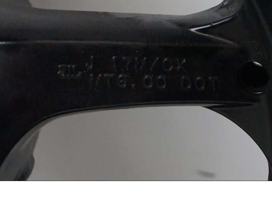 Snett uppifrån på Fälg från en Honda CBR 1000 -2005 motorcykel.