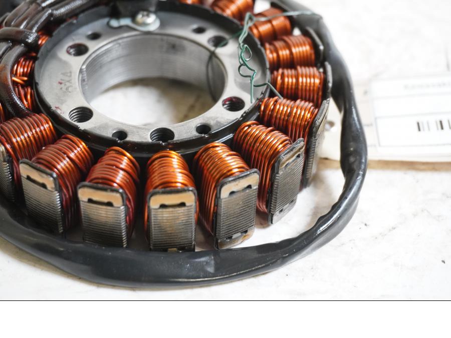 Baksidan på Generator från en Kawasaki Z 900 -2017 motorcykel.