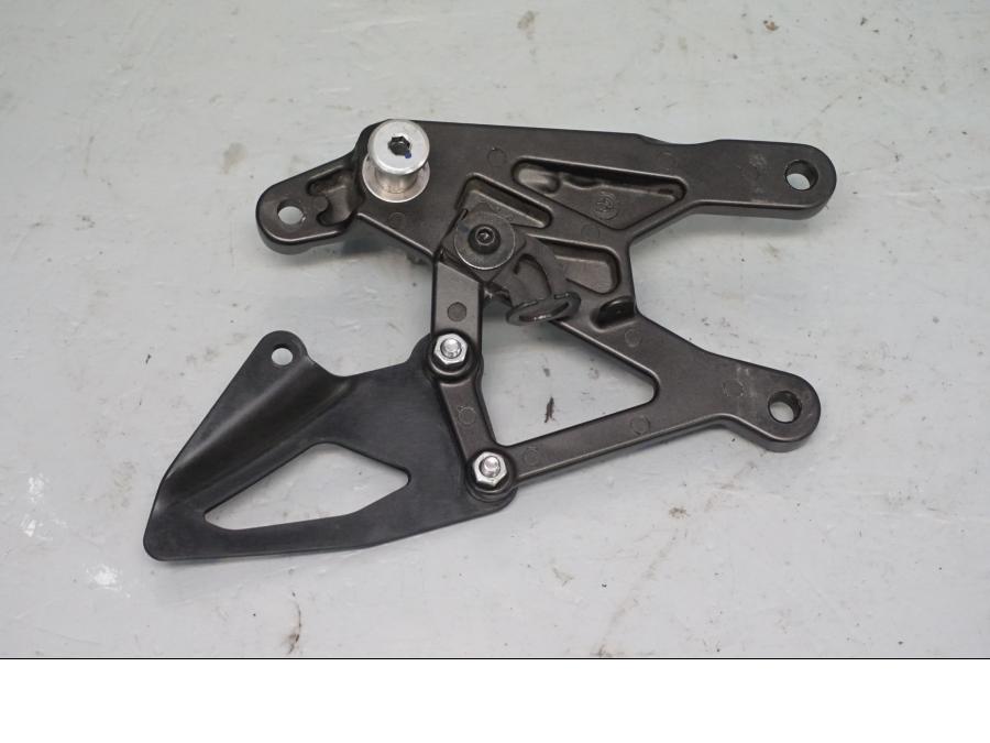 Baksidan på Fotpinnefäste från en Yamaha YZF 1000 R1 -2017 motorcykel.