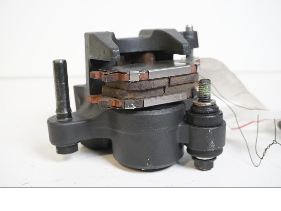Höger sida på <p>Bromsok bak från Yamaha YZF 1000 R1 2008.</p>
<p>Ett kolvs ok. Nissin.</p> motorcykel.