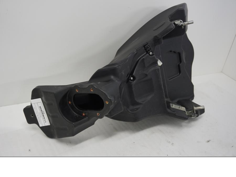 Snett nerifrån på Bensintank från en Ducati Monster 696 -2008 motorcykel.