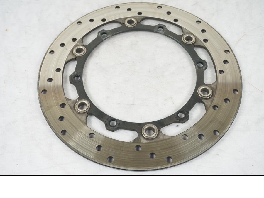 Snett uppifrån på Bromsskiva från en Yamaha MT 125 -2017 motorcykel.