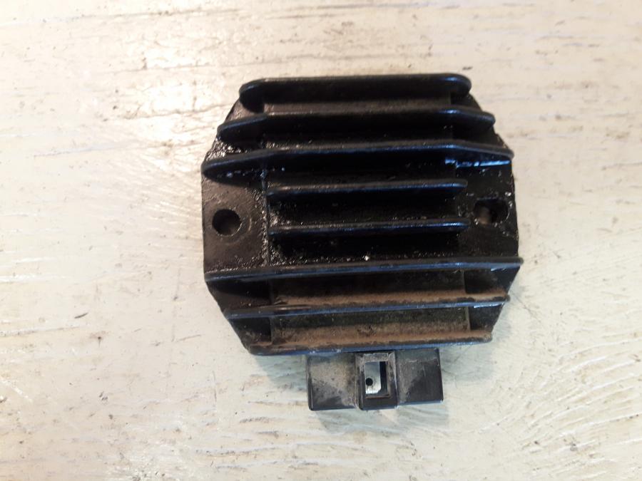 Framsidan på Likriktare från en Yamaha Cygnus -2007 motorcykel.