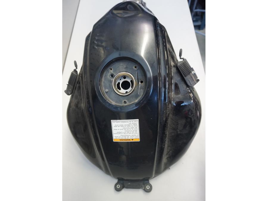 VÀnster sida pÄ Bensintank frÄn en Suzuki SFV 650 A Gladius -2012 motorcykel.