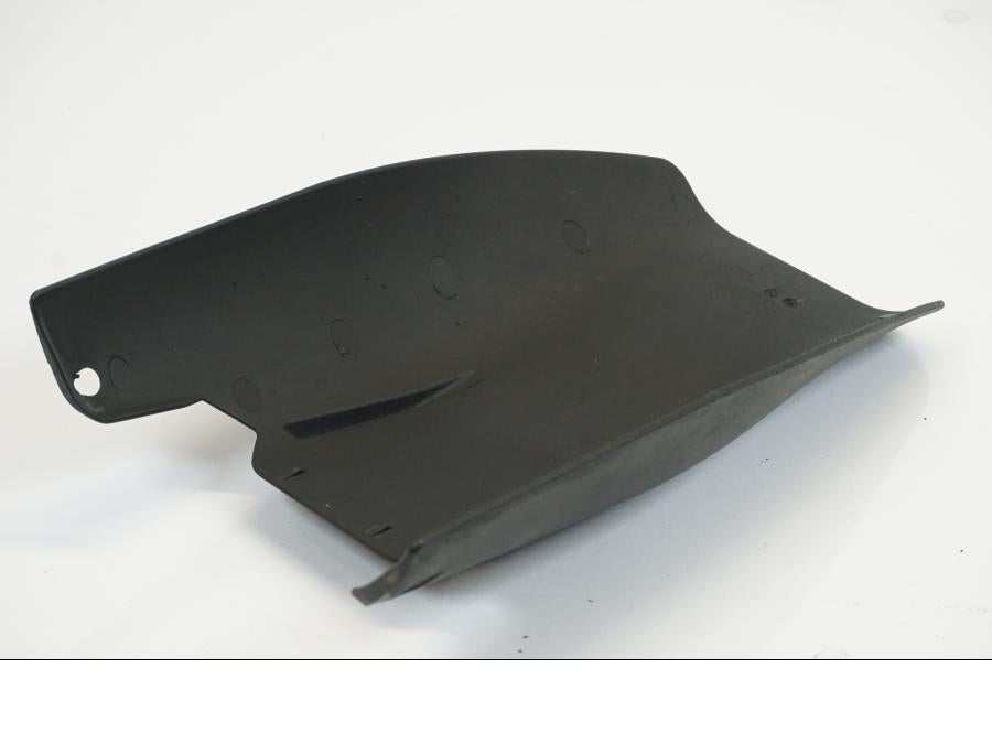 Snett nerifrån på Stänkskydd från en KTM 1190 Adventure -2013 motorcykel.