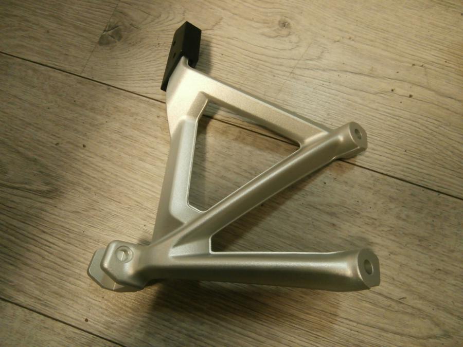 Framsidan på Fotpinnefäste från en BMW R 1200 GS -2013 motorcykel.