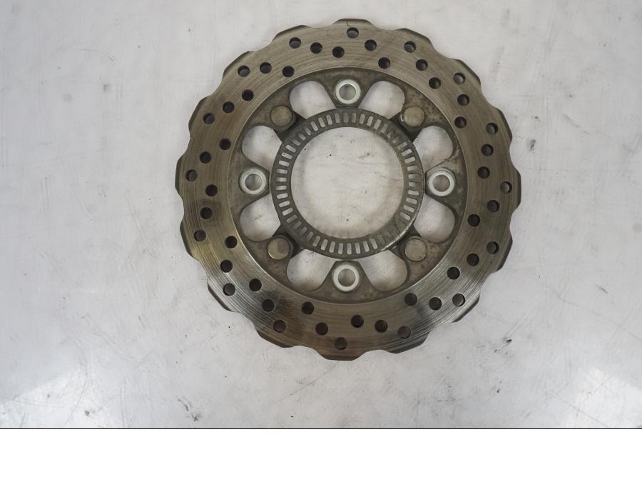 Snett uppifrån på Bromsskiva från en Kawasaki ER-6F -2010 motorcykel.