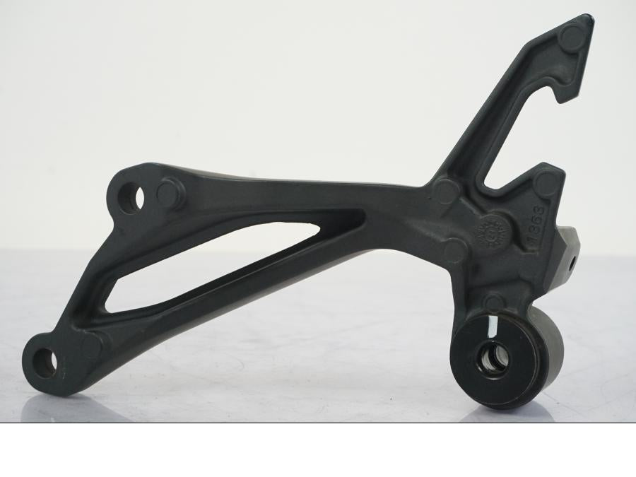 Vänster sida på Fotpinnefäste från en Kawasaki Z 900 -2021 motorcykel.