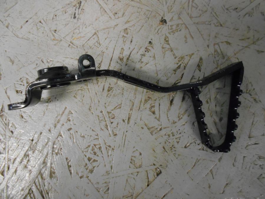 Baksidan på <p>Bromspedal från BMW R 1200 GS 2015.</p>
<p>Lite skrapmärken finns.</p> motorcykel.