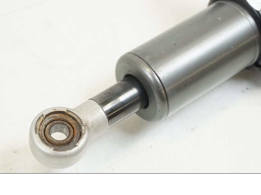 Extrabild6 på Styrdämpare från en Ducati Streetfighter S -2011 motorcykel.