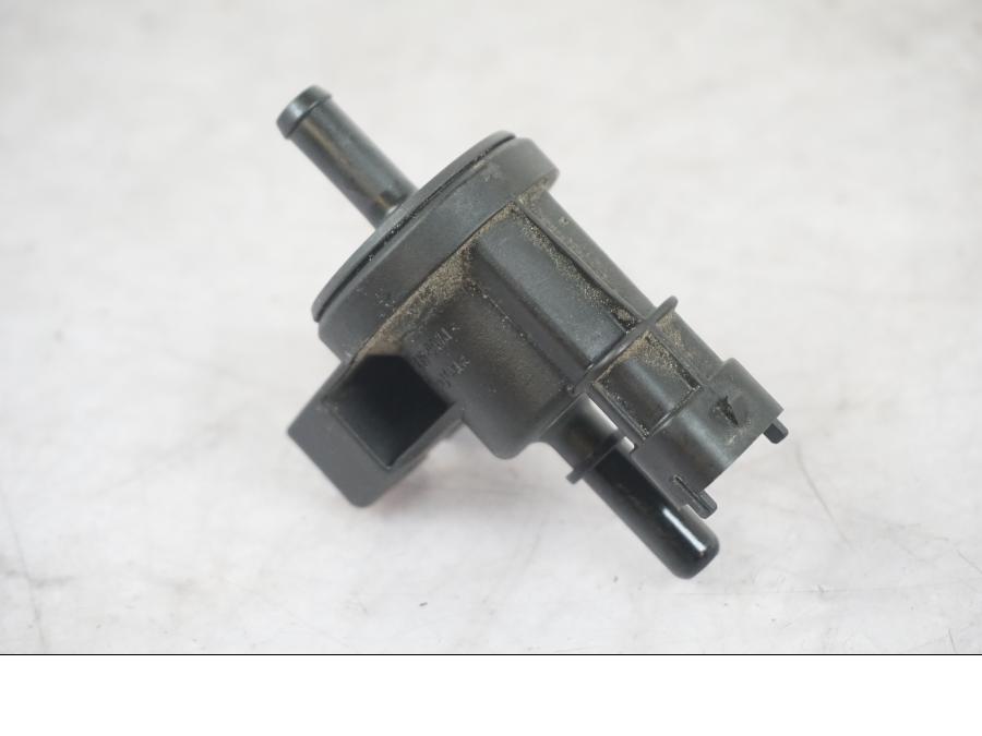 Höger sida på Fuel Evap System från en KTM 1290 Super Adventure S -2022 motorcykel.