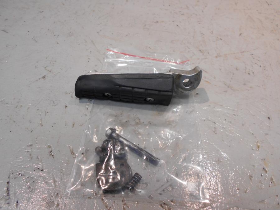 Baksidan på Fotpinne från en Yamaha TDM 850 -1999 motorcykel.