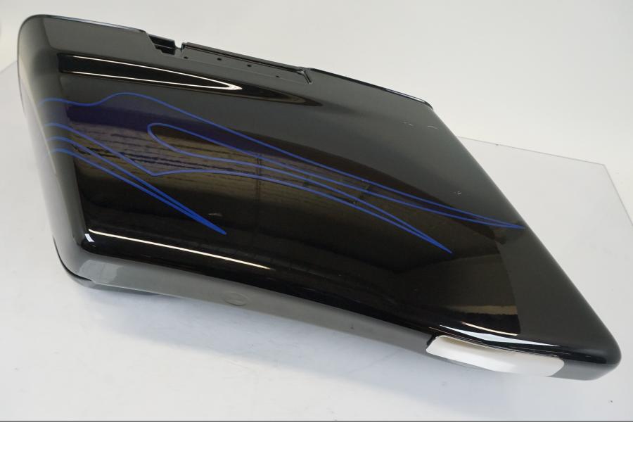 Vänster sida på <p>Sidoväska vänster från HD Street Glide FLHXSE CVO, Landslide. Repor samt mindre jack se bilder.</p>
<p>Bra skick.</p> motorcykel.