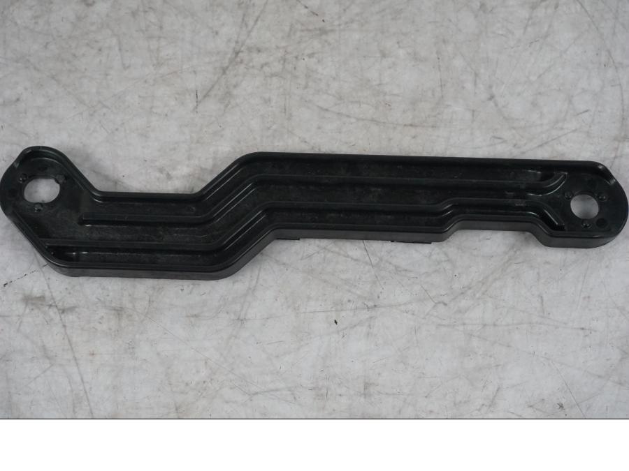 Vänster sida på Batterihållare från en Yamaha MT-09 -2024 motorcykel.