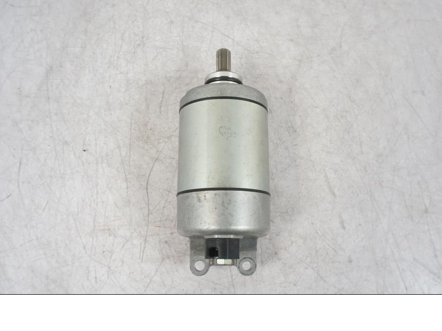 Baksidan på Startmotor från en Yamaha MT-09 -2016 motorcykel.