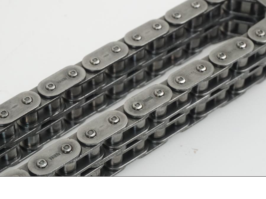 Höger sida på Kedja från en H-D Touring Road King Custom FLHRSI -2004 motorcykel.