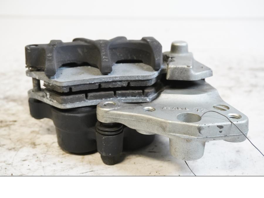 Höger sida på Bromsok från en BMW K 1600 -2018 motorcykel.