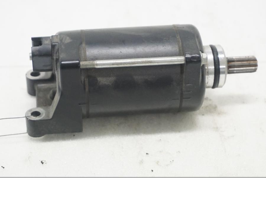 Framsidan på Startmotor från en Honda CBR 500 R -2013 motorcykel.