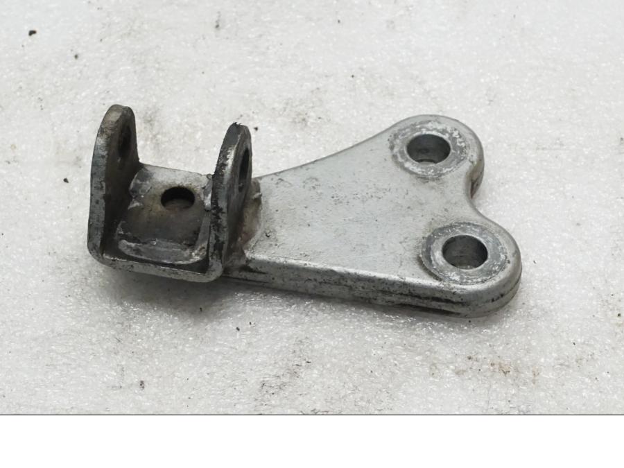 Framsidan på Fotpinnefäste från en Yamaha TT 600 R -1997 motorcykel.