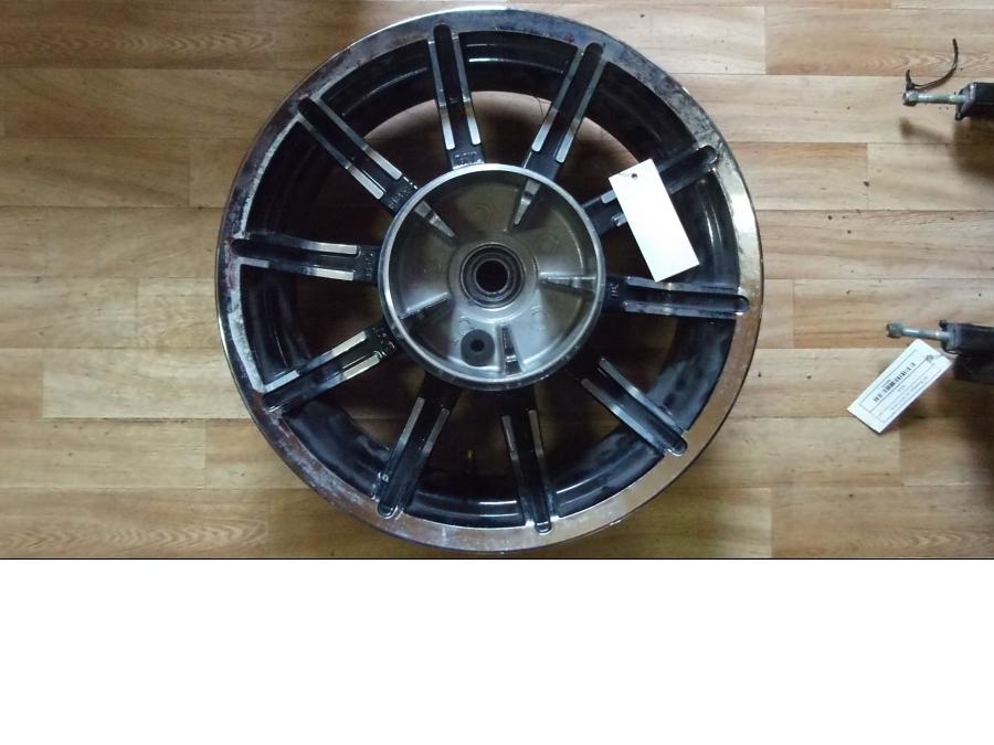 Framsidan på <p>Fälg bak från en HD Street Glide FLHX, kromsläpp, 16"x5.00</p>
<p>Eftermarknad fälg</p> motorcykel.