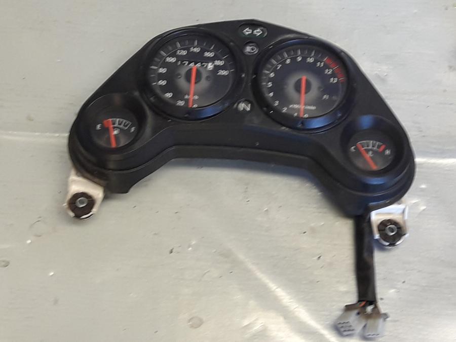 Framsidan på Instrumentpanel från en Honda CBR 125 R -2008 motorcykel.