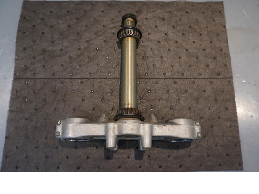 Höger sida på Gaffelkrona från en Suzuki DR 650 -1997 motorcykel.