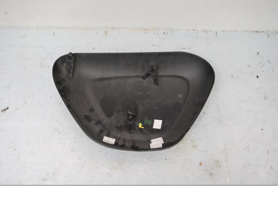 Baksidan på Sidopanel från en Triumph Street Twin -2016 motorcykel.