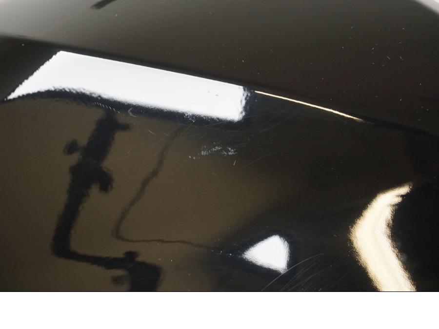 Snett uppifrån på Bensintankskåpa från en BMW G 310 R -2021 motorcykel.