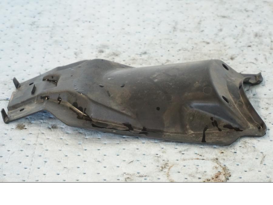 Snett nerifrån på Undertail från en Suzuki GSX 1300 BK -2008 motorcykel.