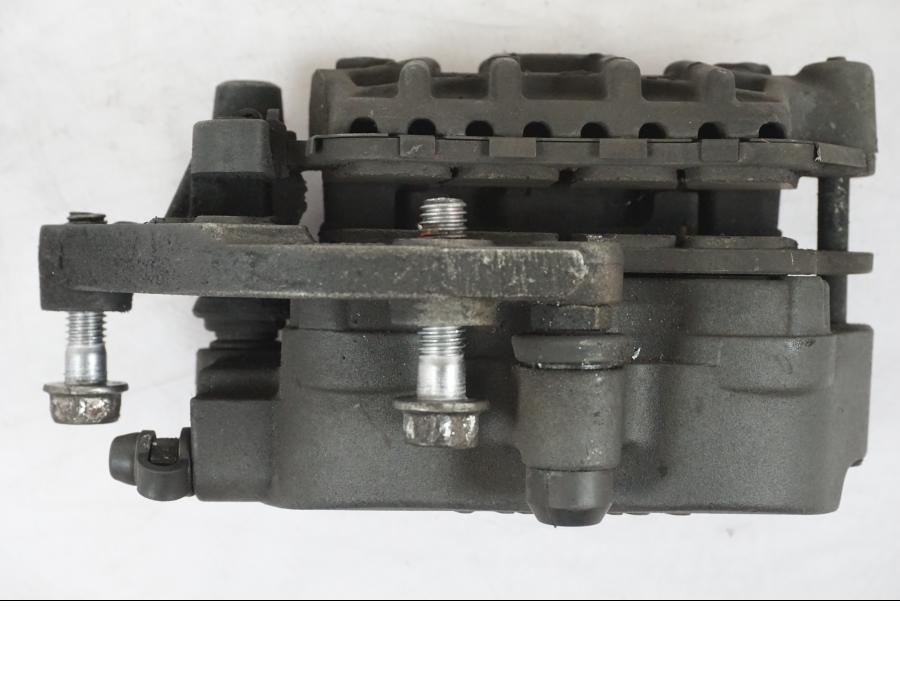 Snett nerifrån på Bromsok från en Honda NT 650 V -2002 motorcykel.