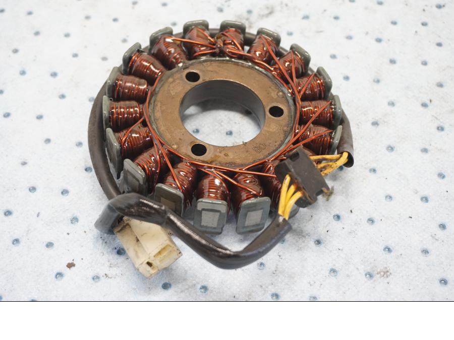 Framsidan pÄ Generator frÄn en Kawasaki EN 500 -1999 motorcykel.