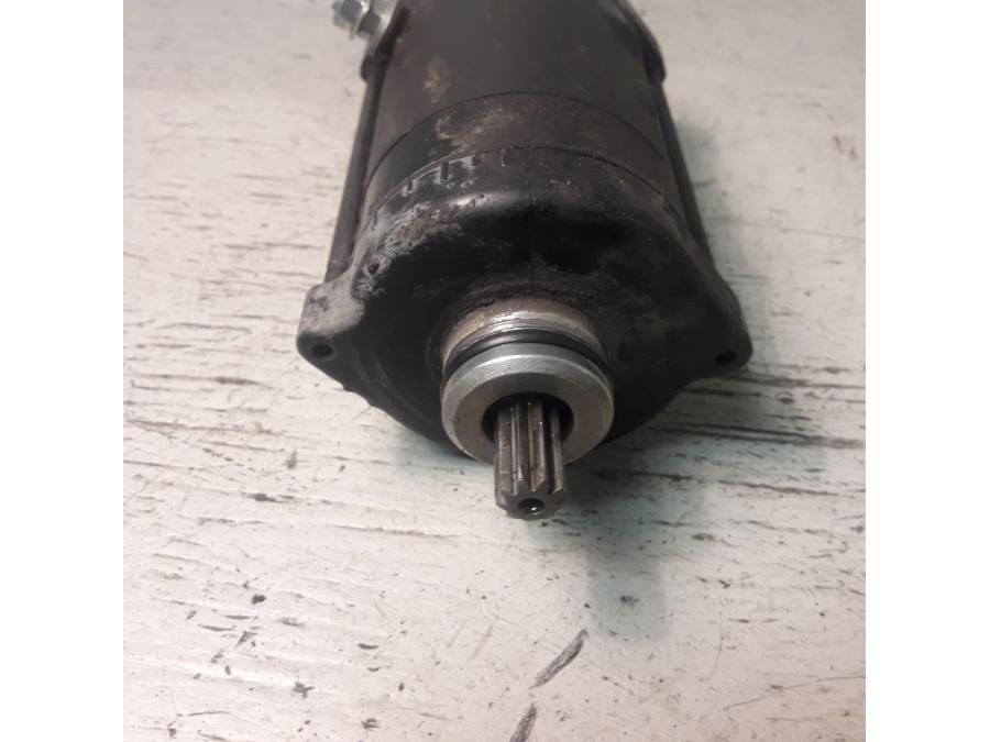 Baksidan på Startmotor från en Kawasaki VN 900 -2007 motorcykel.