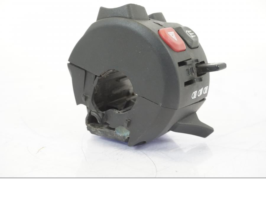 Snett nerifrån på Styrelreglage från en BMW R 1250 GS -2019 motorcykel.