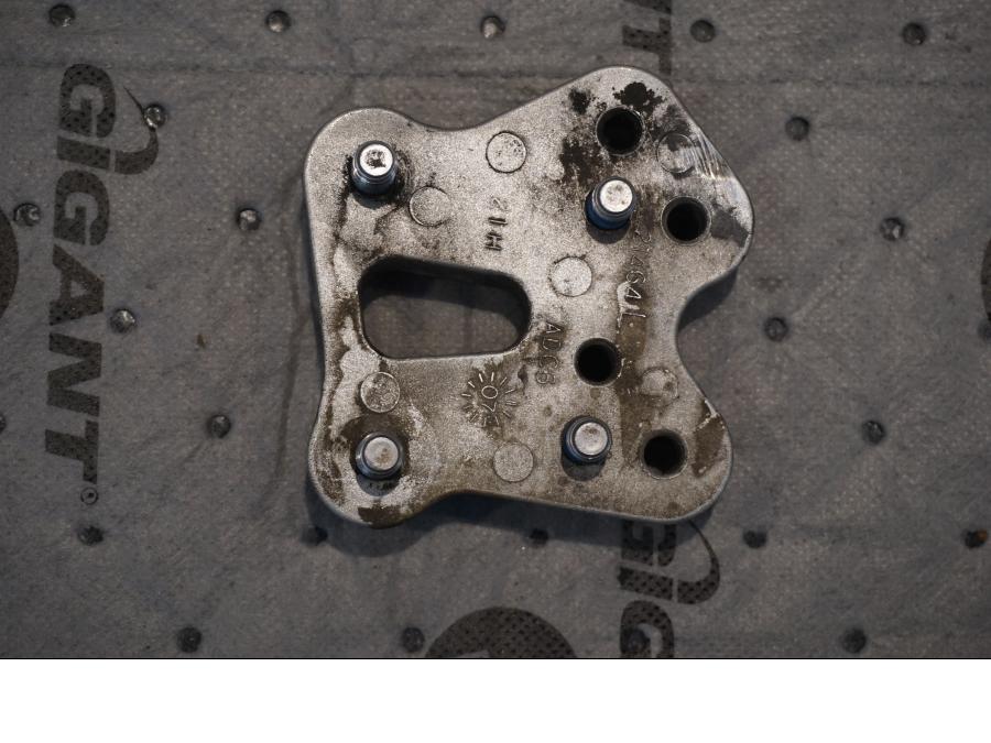 Baksidan på Fotpinnefäste inre från en Suzuki GSX-R 1000 -2008 motorcykel.