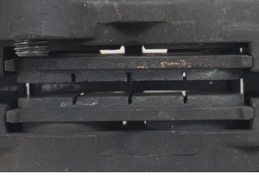 Snett uppifrån på Bromsok från en Triumph TT 600 -2002 motorcykel.