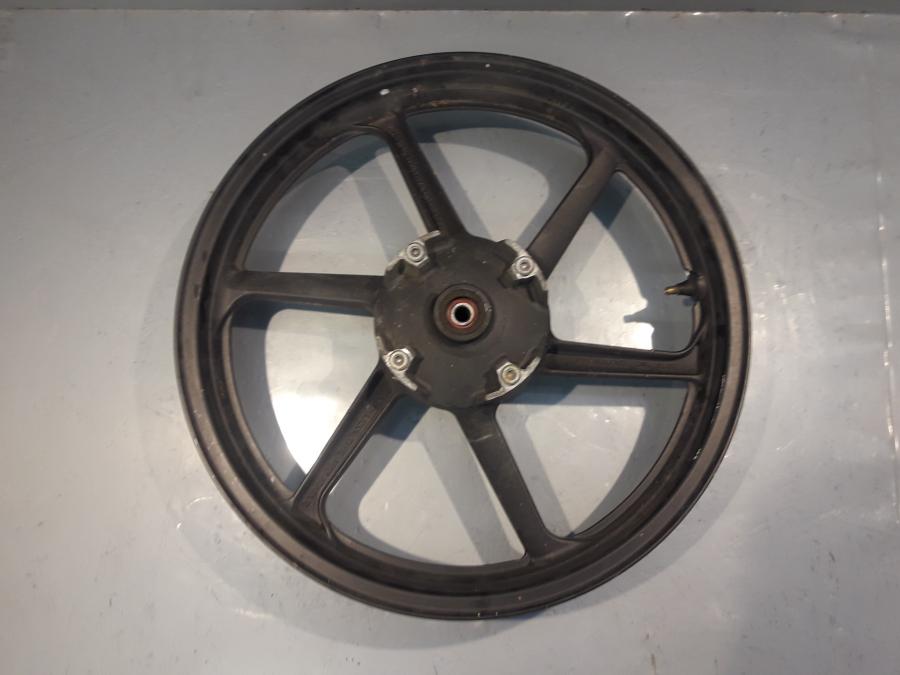 Baksidan på Fälg från en Honda CBR 125 R -2008 motorcykel.