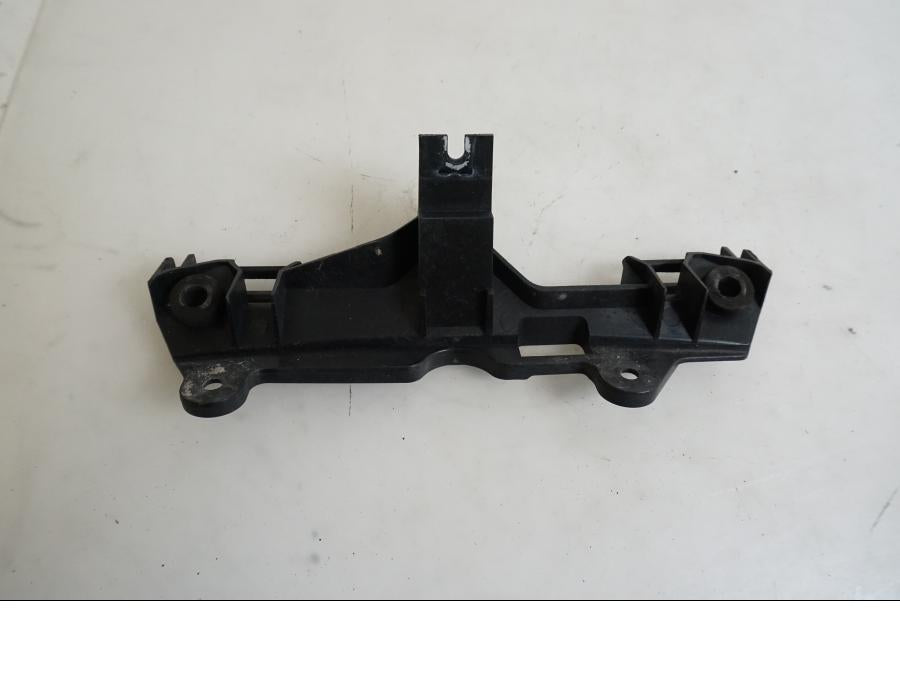 Framsidan på Instrumentpanelsfäste från en BMW K 1200 S -2007 motorcykel.