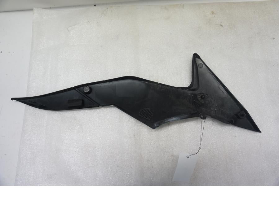 Baksidan på Sidopanel från en Suzuki SV 650 -2016 motorcykel.