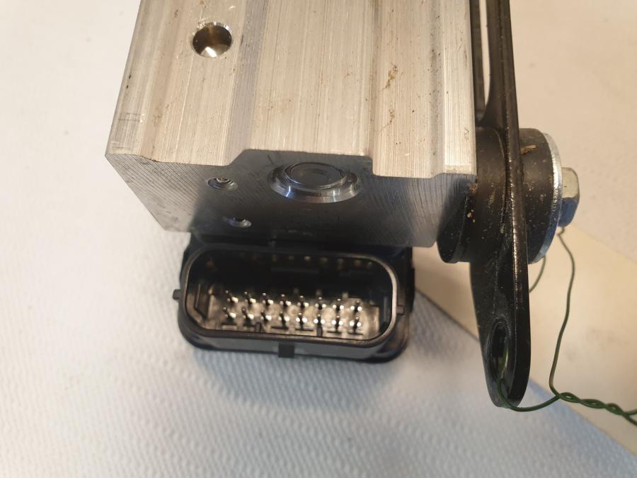 Vänster sida på ABS Modulator från en Kawasaki Z 125 -2019 motorcykel.